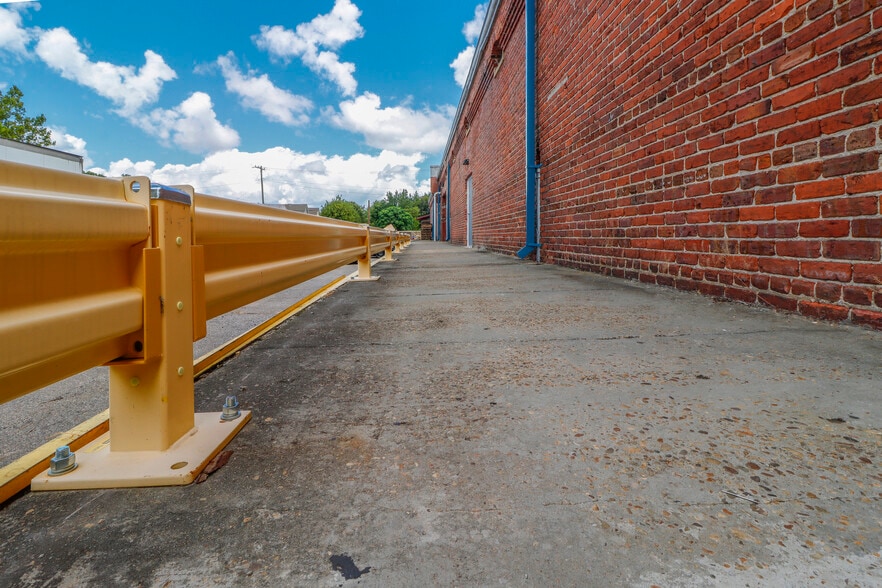 More Photos Of 827 Douglas Ave, Portsmouth Warehouse For Lease