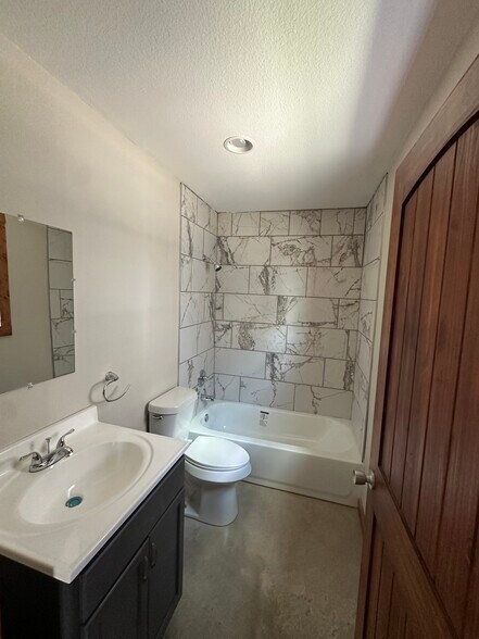 More Photos Of 4072 Old Lorena Rd, Lorena Light Manufacturing For Lease