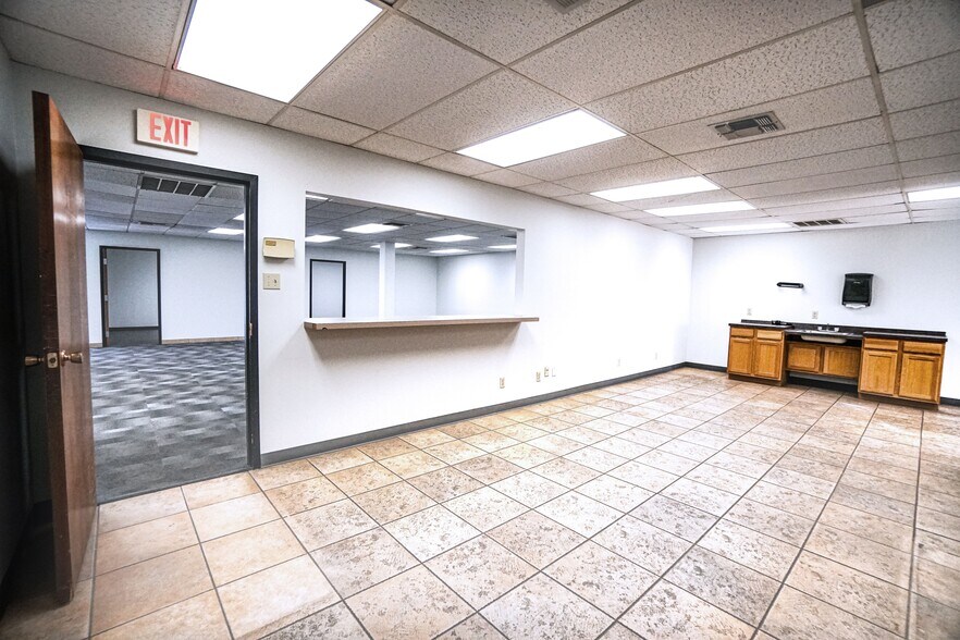 More Photos Of 10405 Metric Blvd, Austin Warehouse For Lease