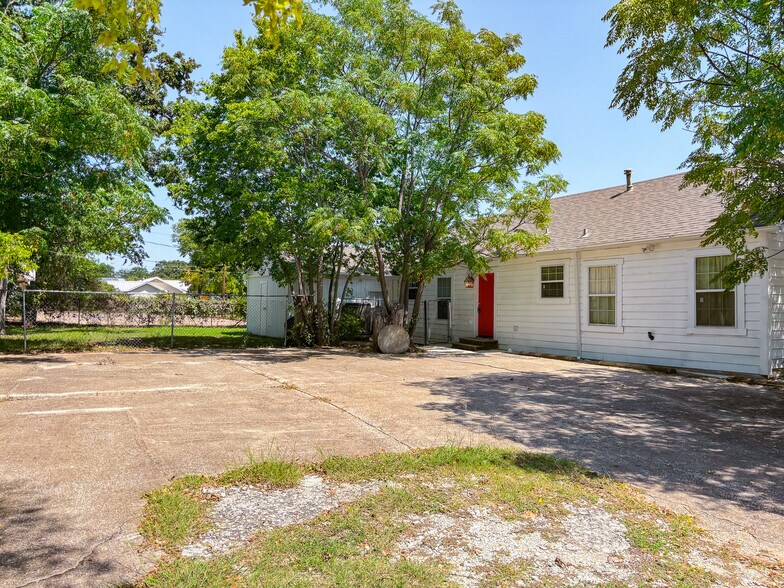 More Photos Of 400 Oak St, Bryan Office Residential For Lease