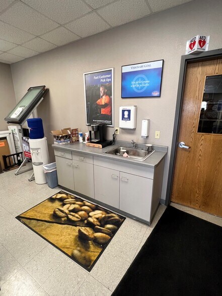 More Photos Of 5501 Clairemont Dr, Appleton Light Manufacturing For Lease