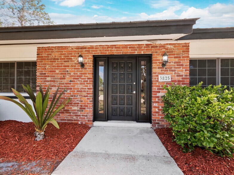 More Photos Of 3825 Sarasota Golf Club Blvd, Sarasota Veterinarian Kennel For Sale