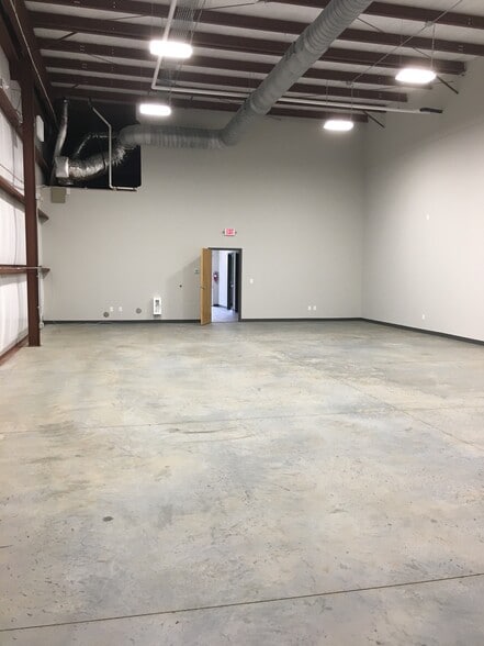 More Photos Of 123 Poplar Pointe Dr, Mooresville Flex For Lease