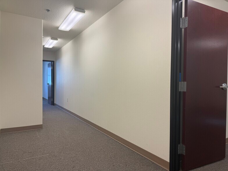 More Photos Of 2819-2827 SE 75th Ave, Hillsboro Light Distribution For Lease