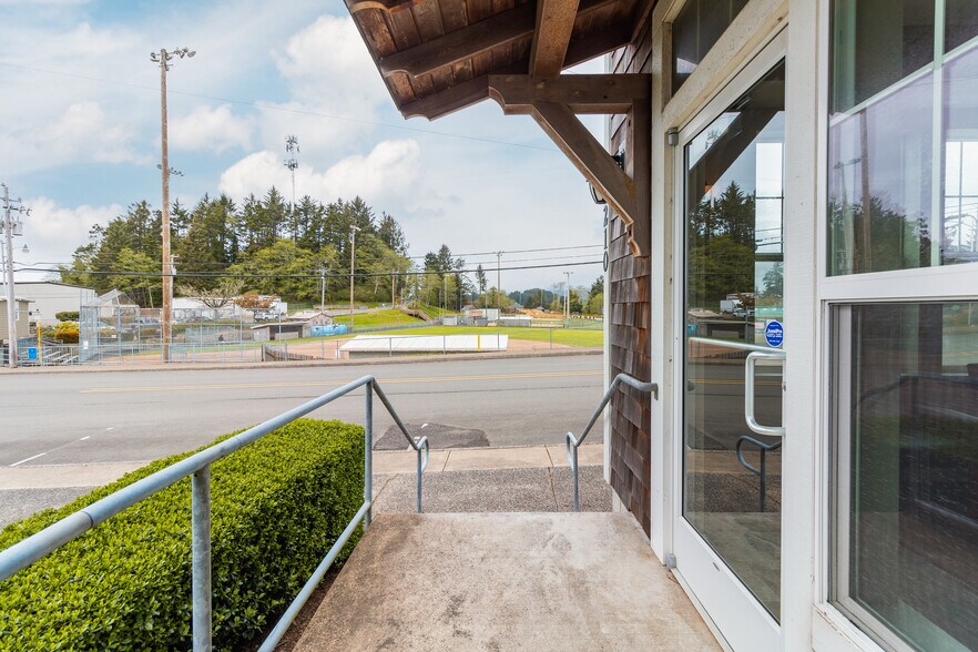 More Photos Of 2210 NE 22nd, Lincoln City Office For Sale