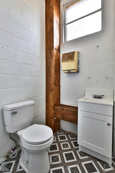 More Photos Of 411 E South 11th St, Abilene Warehouse For Lease