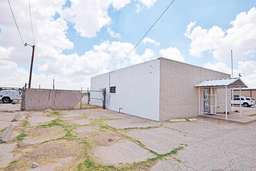 More Photos Of 1003 S County Rd W, Odessa Office For Lease