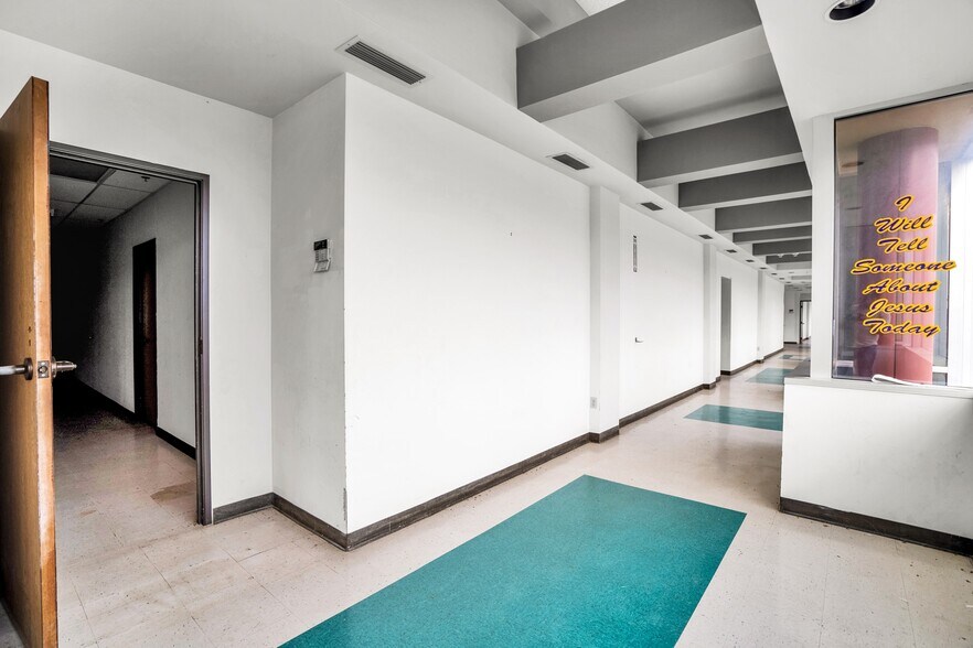 More Photos Of 3215 W Oak St, Palestine Medical For Lease