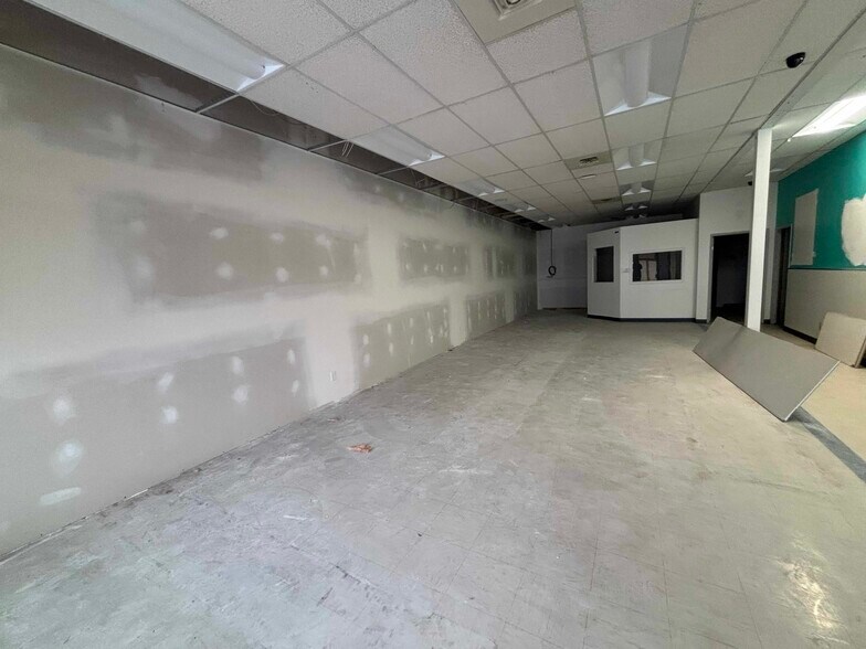 More Photos Of 3042 Skaha Lake Rd, Penticton General Retail For Lease