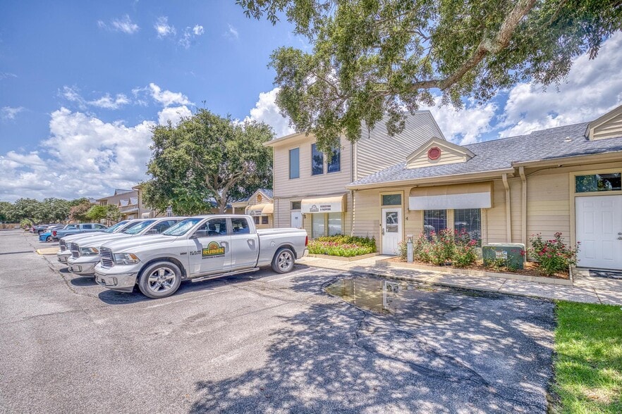 More Photos Of 913 Gulf Breeze Pky, Gulf Breeze General Retail For Sale