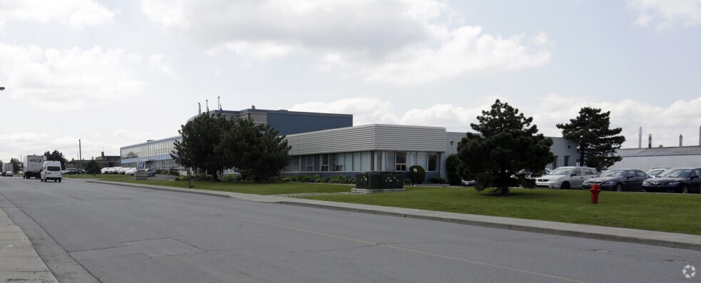 More Photos Of 850 Montée de Liesse, Montréal Light Distribution For Sale