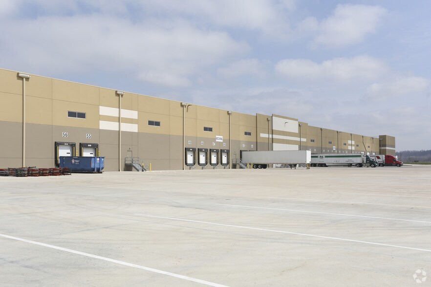 More Photos Of 12600 NE 40th St, Kansas City Distribution For Lease