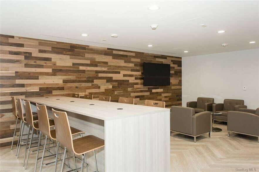 More Photos Of 185 Great Neck Rd, Great Neck Office For Lease