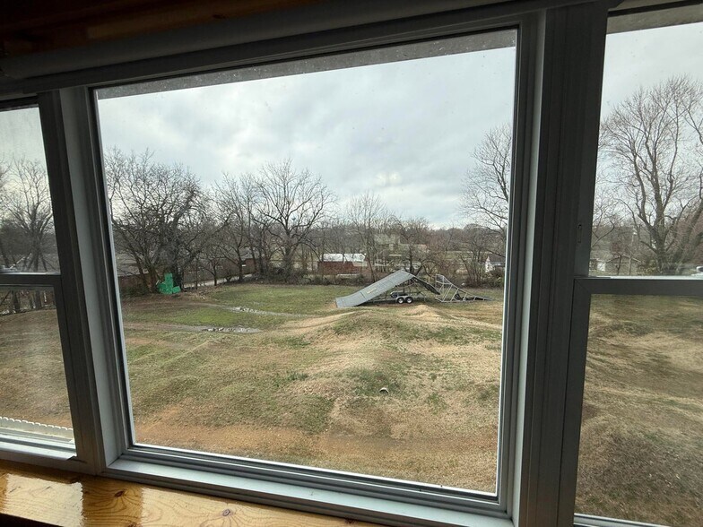 More Photos Of 615 W Benton St, Buffalo Flex For Sale
