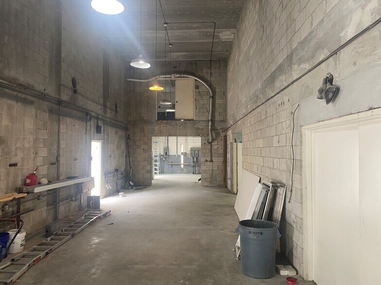 More Photos Of 4406 Arnold Ave, Naples Warehouse For Sale