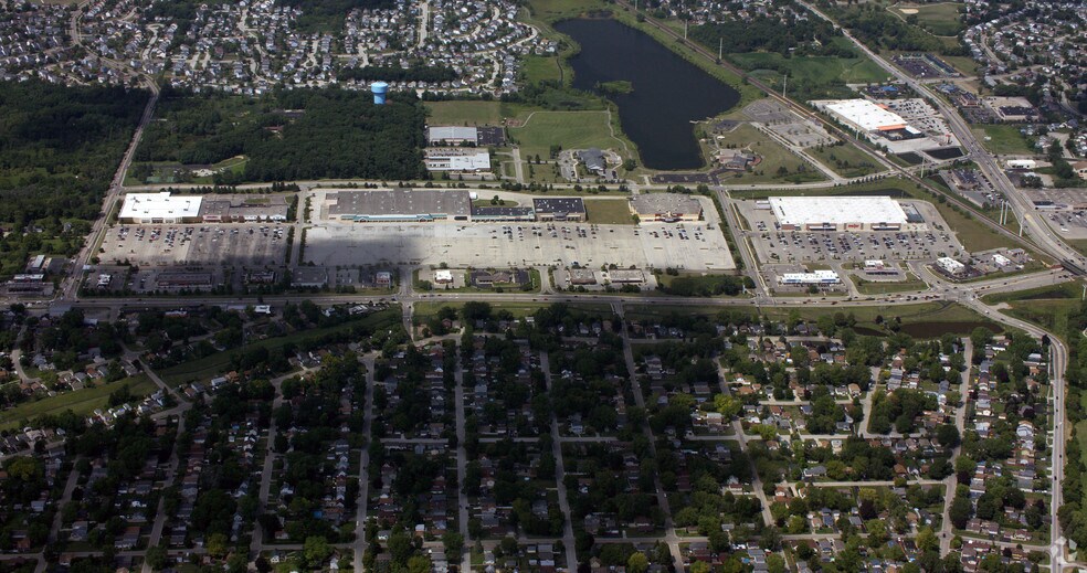 More Photos Of 400 E Rollins Rd, Round Lake Beach General Retail For Lease