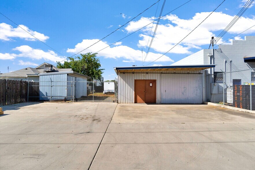 More Photos Of 230 S K St, Dinuba Storefront For Sale