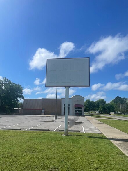 More Photos Of 202 S 2nd St, Porum Freestanding For Lease