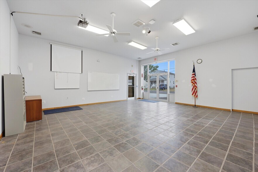 More Photos Of 525 Oakland Ave, Berlin Flex For Sale