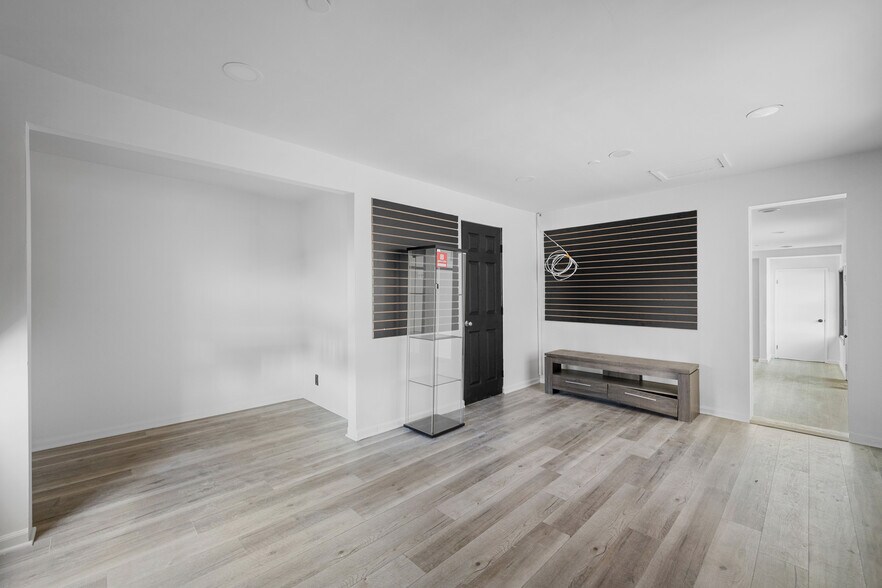 More Photos Of 7798 Foothill Blvd, Tujunga Freestanding For Sale