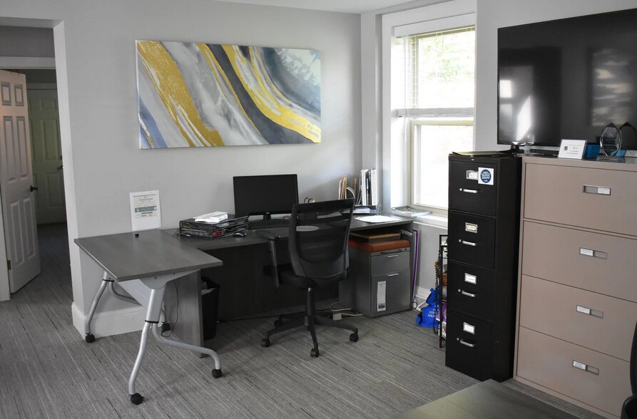More Photos Of 121 N Parker Dr, Janesville Office For Lease