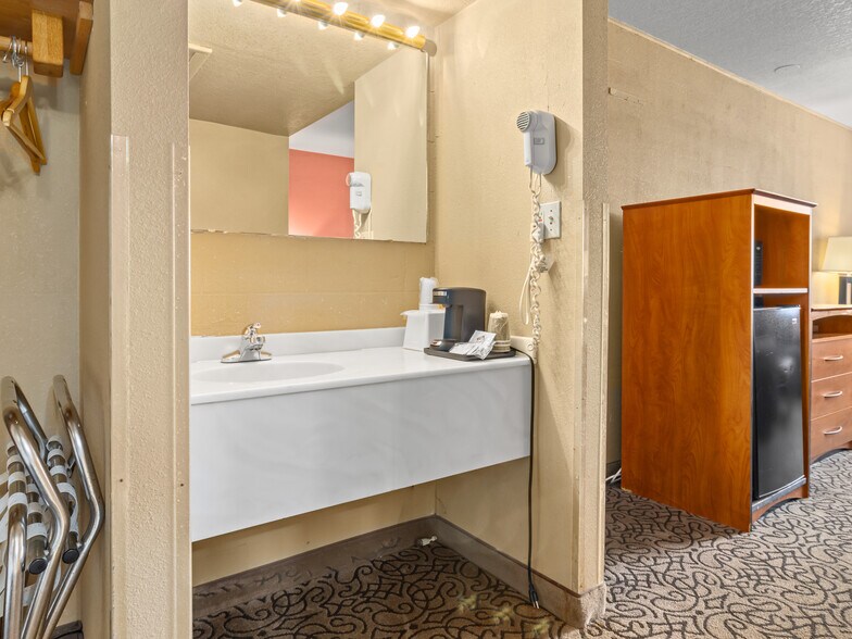 More Photos Of 1208 N Colorado Ave, Brush Hotel For Sale