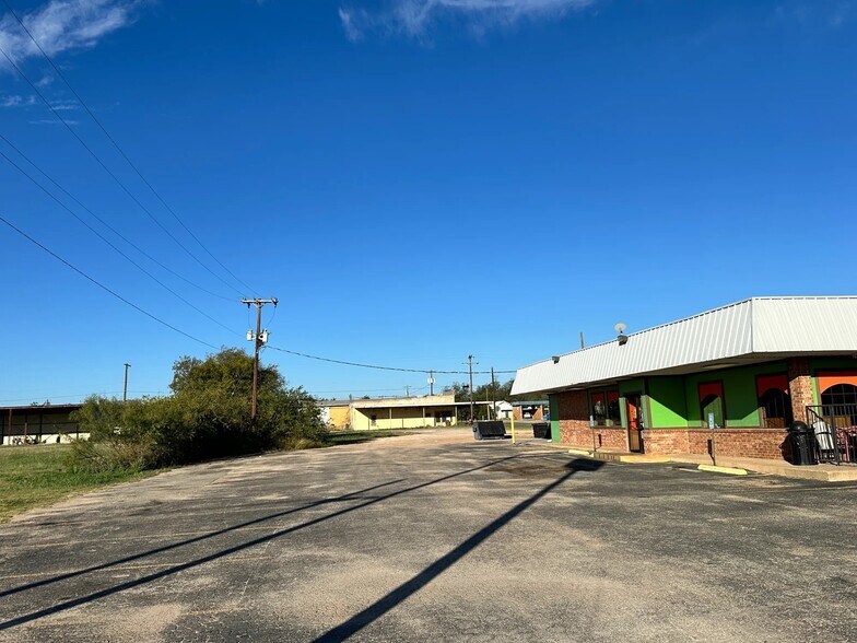 More Photos Of 2000 S Commercial Ave, Coleman Restaurant For Sale