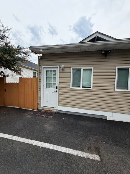 More Photos Of 511 4th St, Laurel Office For Lease