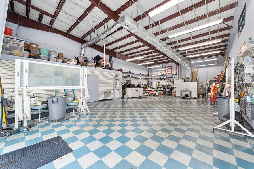 More Photos Of 1521 SW 12th Ave, Ocala Distribution For Sale