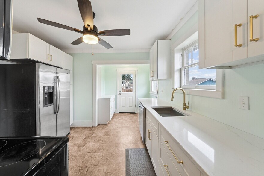 More Photos Of 413 2nd St NE, Puyallup Office For Sale