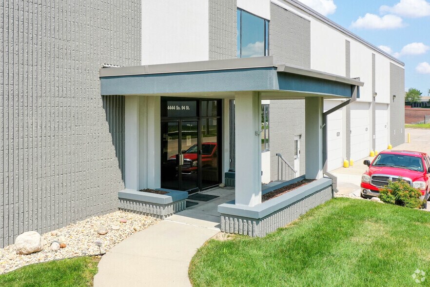 More Photos Of 4444 S 94th St, Omaha Warehouse For Lease