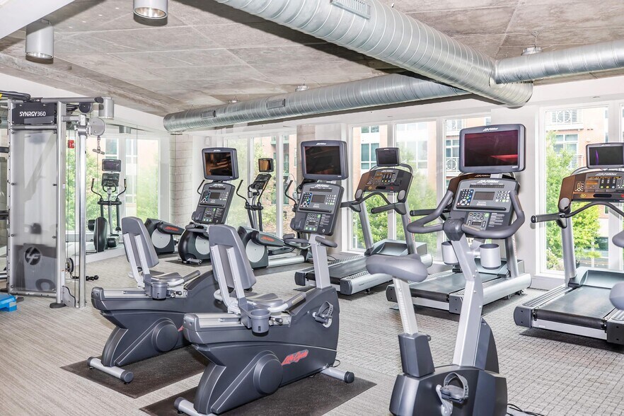 More Photos Of 515 West Ave, Norwalk Unknown For Lease