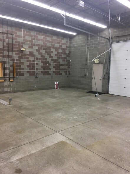 More Photos Of 3846-3856 N Schreiber Way, Coeur d'Alene Showroom For Lease