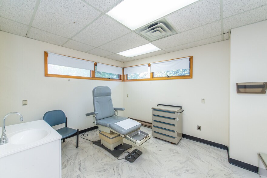 More Photos Of 125 Newton Sparta Rd, Newton Office For Lease