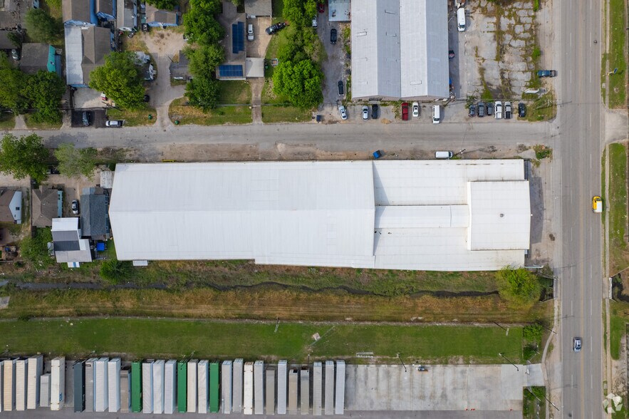 More Photos Of 5025 Jensen Dr, Houston Warehouse For Lease