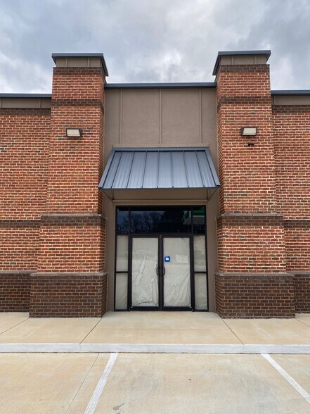 More Photos Of 1228 W Main St, Tupelo Convenience Store For Lease