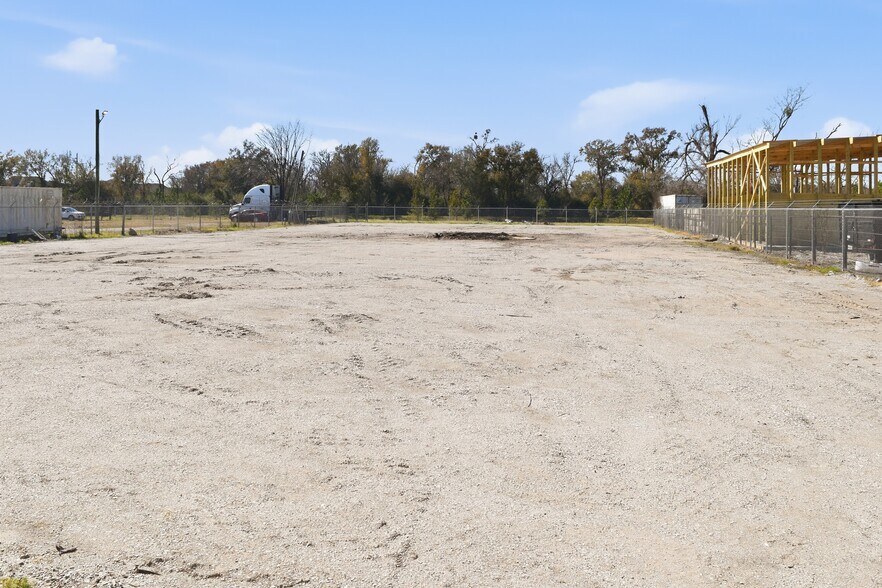 More Photos Of 12115 West Dr, Cypress Land For Lease