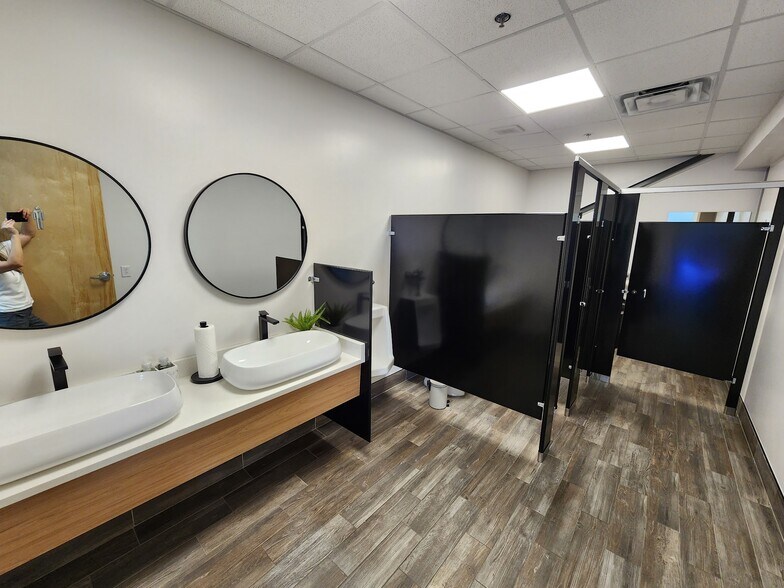 More Photos Of 6838 Hoffner Ave, Orlando Warehouse For Sale