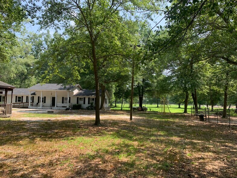 More Photos Of 1500 Chestnut Rd, Elgin Specialty For Sale