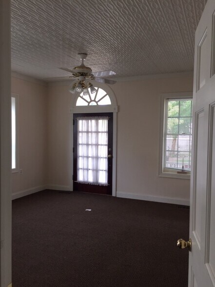 More Photos Of 56 Main St, Southampton Office For Lease