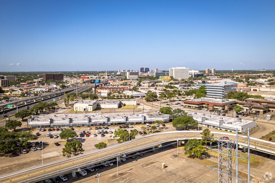 More Photos Of 6400 Southwest Fwy, Houston General Retail For Sale