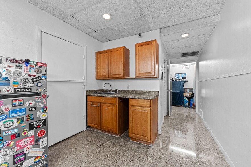 More Photos Of 701 49th St S, Gulfport Freestanding For Sale