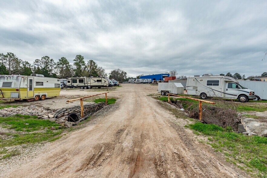 More Photos Of 11400 Thousand Trl, Willis Trailer Camper Park For Sale