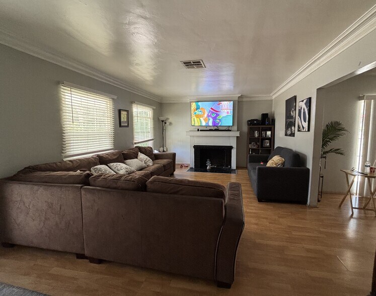 More Photos Of 5620 & 5618 Cartwright Ave, North Hollywood Apartments For Sale