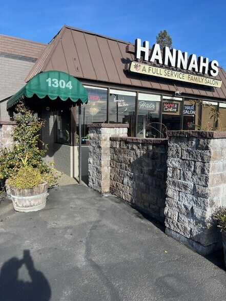 More Photos Of 1304 Ocean Beach Hwy, Longview Storefront Retail Office For Sale