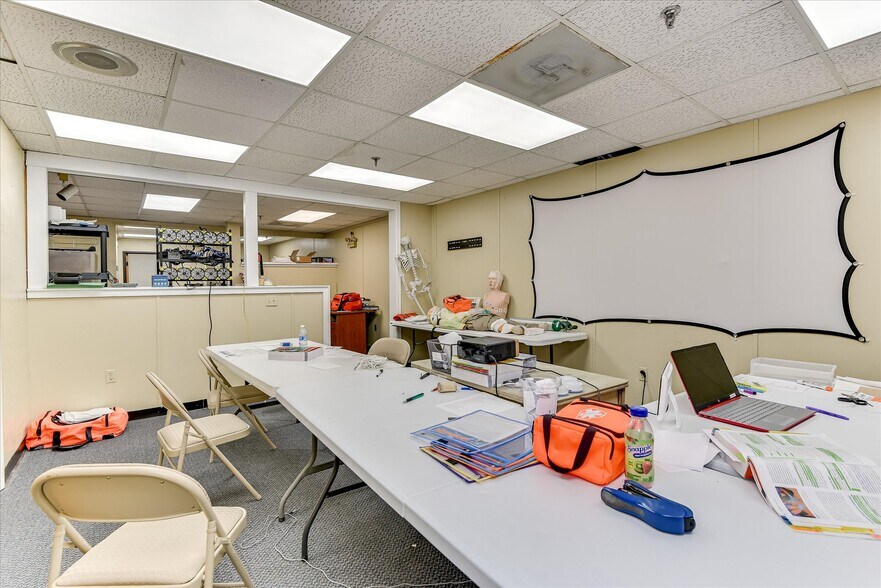 More Photos Of 1089 Augusta Rd, Warrenville Office For Sale