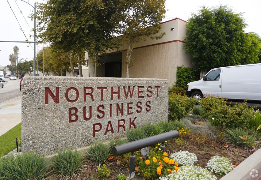 More Photos Of 21900 Marilla St, Chatsworth Light Manufacturing For Lease