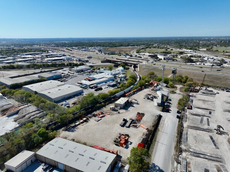 More Photos Of 2420 NE 35th St, Fort Worth Service For Lease