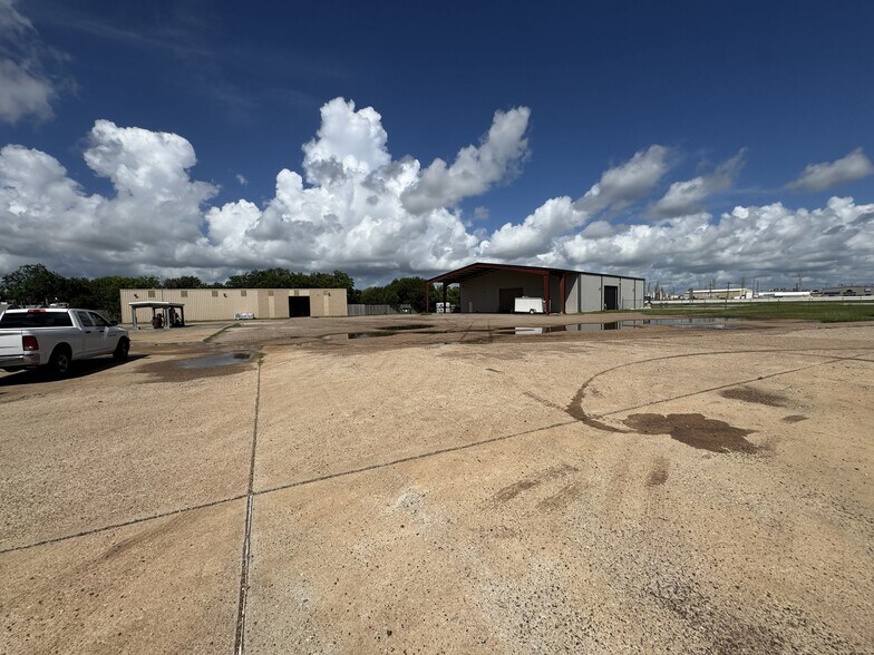 More Photos Of 12104 US-59, Victoria Industrial For Lease