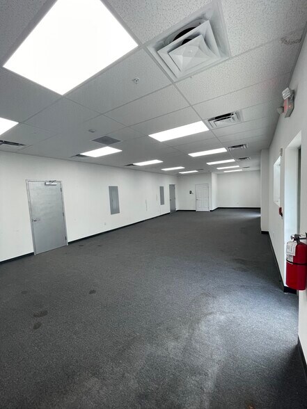More Photos Of 6618-6628 26th Ct E, Sarasota Warehouse For Lease